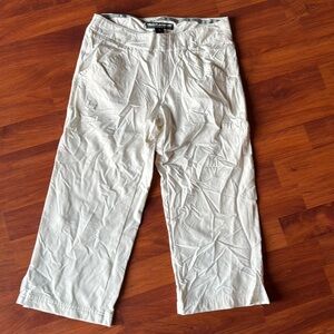 Women’s under armor white size 2 golf capris